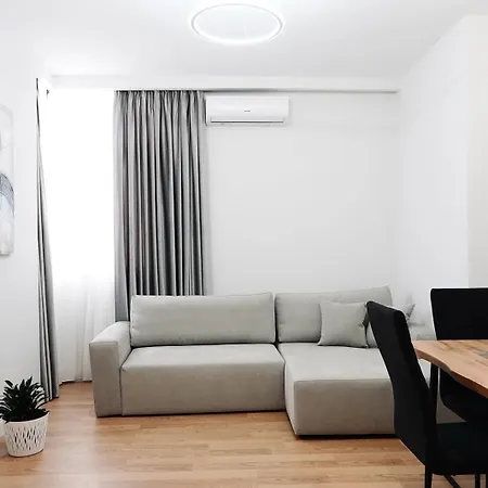 Apartment 102 Cirk *